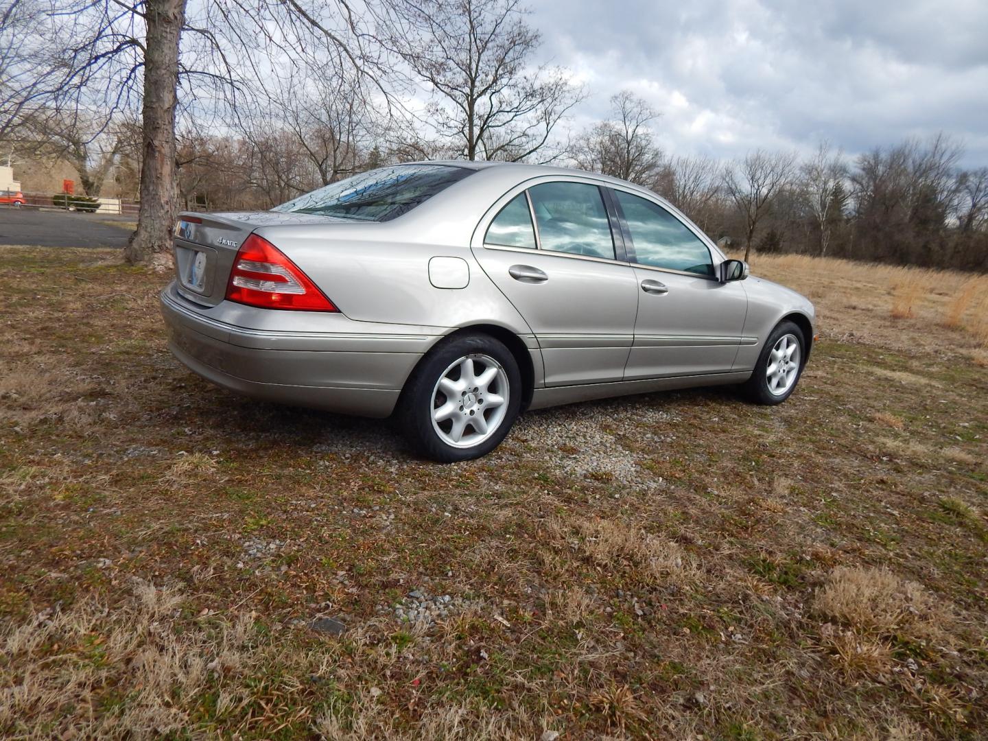 2003 Gold /Black Leather Mercedes-Benz C-Class C240 sedan (WDBRF81J03F) with an 2.6L V6 SOHC 18V engine, Automatic transmission, located at 6528 Lower York Road, New Hope, PA, 18938, (215) 862-9555, 40.358707, -74.977882 - Photo#6